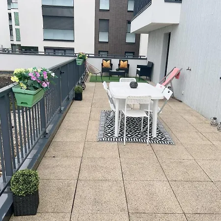 Charme Contemporain Et Balcon Verdoyant A Apartment