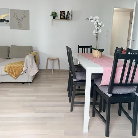 Charme Contemporain Et Balcon Verdoyant A Apartment