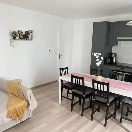 Charme Contemporain Et Balcon Verdoyant A Bois-Colombes