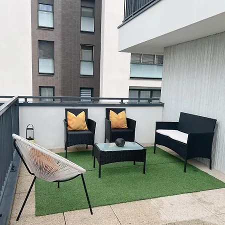 Charme Contemporain Et Balcon Verdoyant A Apartment
