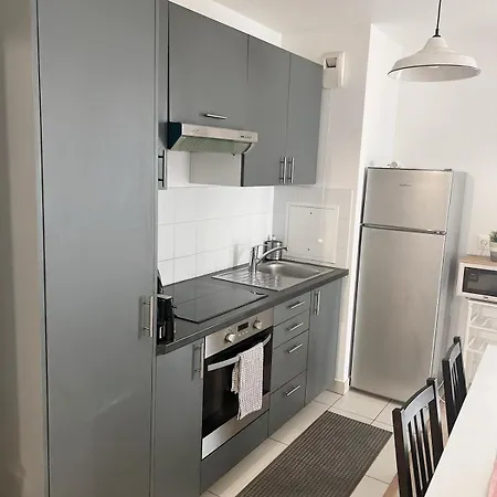 Charme Contemporain Et Balcon Verdoyant A Apartment