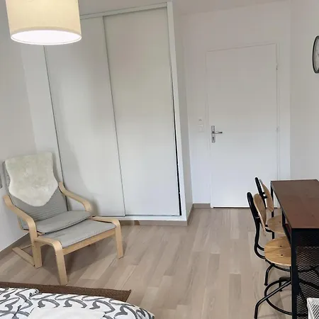 Charme Contemporain Et Balcon Verdoyant A Apartment