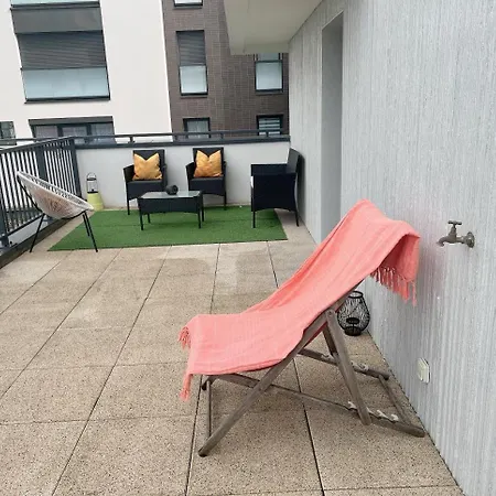 Charme Contemporain Et Balcon Verdoyant A Apartment